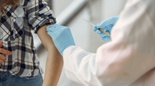 Adultos com comorbidades devem ter atenção redobrada com a vacinação