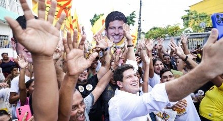 Atual prefeito e candidato à reeleição João Campos (PSB), em agenda no bairro do Jiquiá, Zona Oeste do Recife, nesta quinta-feira (5)