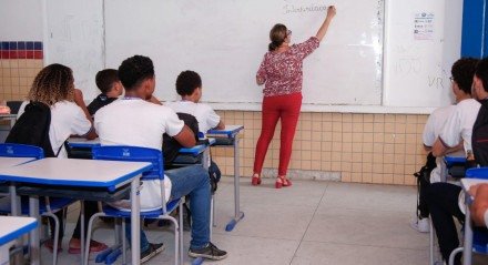 Professora em sala de aula da rede estadual de ensino (professor)