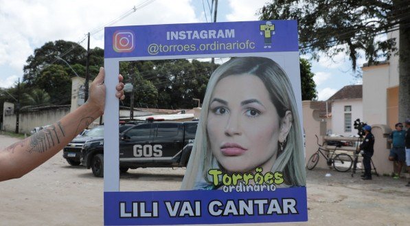 Imagem de cartazes levados para frente do presídio 