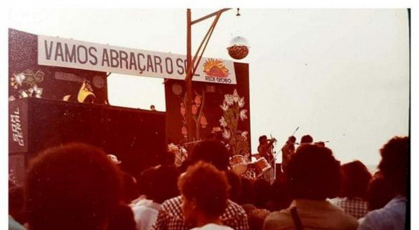 O local escolhido foi em frente ao Edifício Acaiaca, que sempre foi um ponto ícone da praia de Boa Viagem