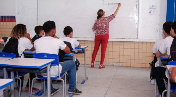 Professora em sala de aula da rede estadual de ensino (professor)