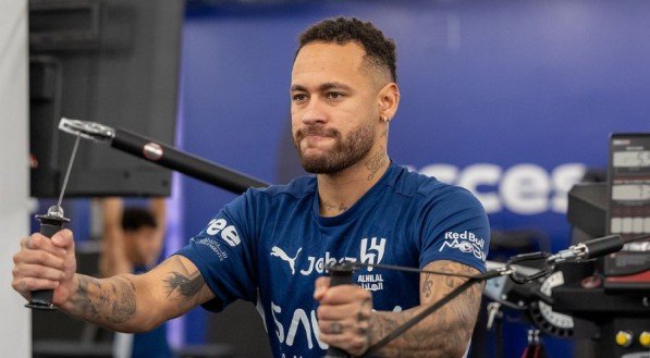Neymar durante exercício de musculação na academia do Al Hilal