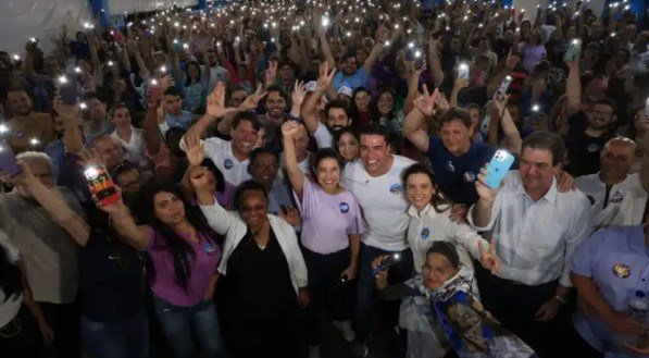 "Retrocesso jamais. A gente só pode seguir em frente" diz Raquel em Caruaru ao lado de Rodrigo, em grande caminhada