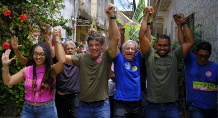 Candidato ao cargo de prefeito do Recife, Daniel Coelho (PSD) e sua vice, Mariana Melo (PSDB) na Comunidade do Vietnã. 