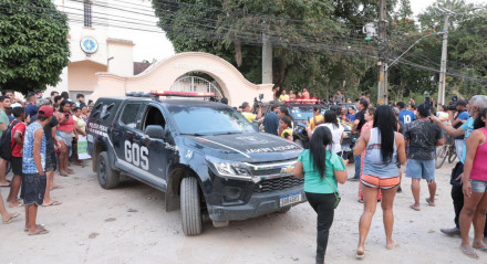 Fans de Deolane Bezerra em frente a Colônia do Bom Pastor, no Recife.