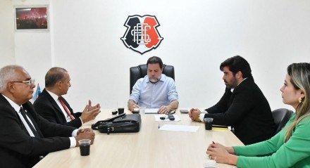 Imagem do presidente Bruno Rodrigues ao centro de mesa em reunião na sede do Santa Cruz