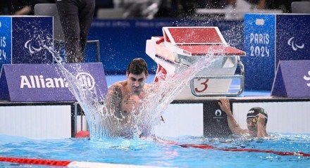 Imagem de Talisson Glock na piscina
