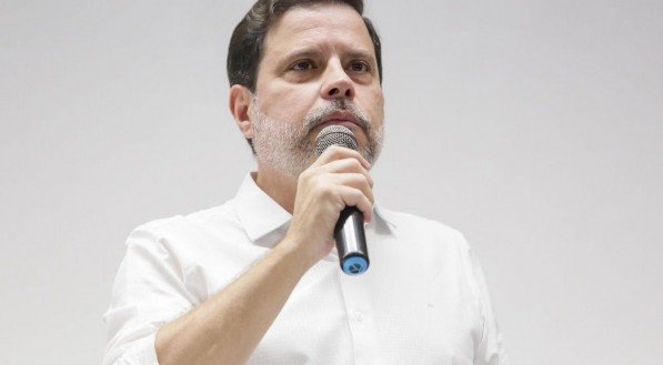 Imagem do presidente do Santa Cruz, Bruno Rodrigues, em discurso no Conselho Deliberativo