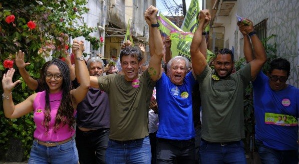 Candidato ao cargo de prefeito do Recife, Daniel Coelho (PSD) e sua vice, Mariana Melo (PSDB) na Comunidade do Vietnã. 