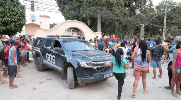 Fans de Deolane Bezerra em frente a Colônia do Bom Pastor, no Recife.