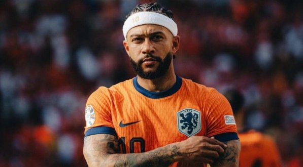 Imagem de Memphis Depay com a camisa laranja da Holanda