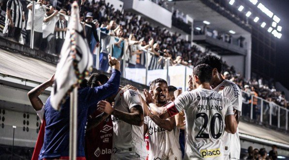 Imagem dos jogadores do Santos abraçados em comemoração