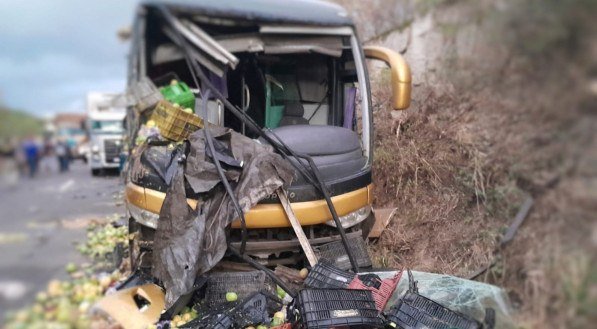 Imagem do onibus após colisão