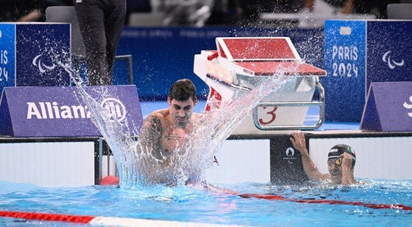 Imagem de Talisson Glock celebrando vit&oacute;ria na piscina dos Jogos Paral&iacute;mpicos de Paris
