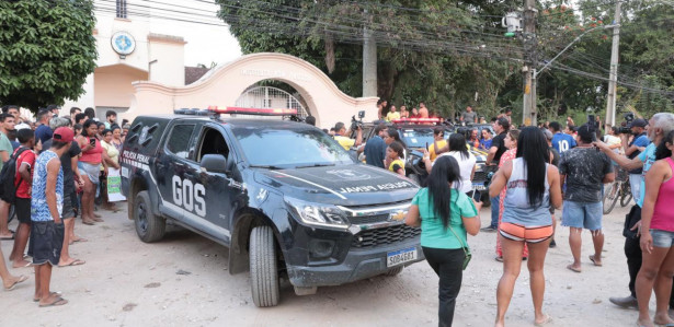 Fans de Deolane Bezerra em frente a Colônia do Bom Pastor, no Recife.