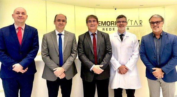 Os médicos Hélio Faustino, Thalles Melo, Romualdo Almeida, Benedito Guerra e Cláudio Simões, diretores do Memorial Star