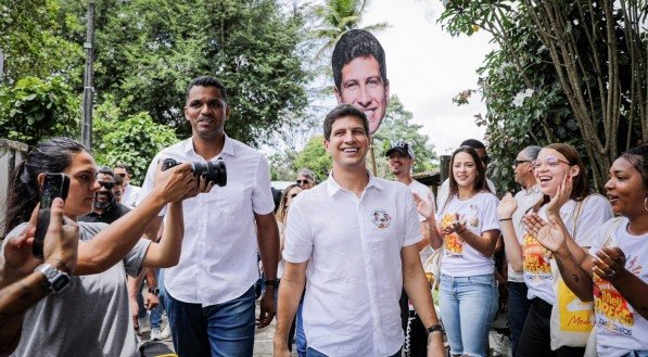 João Campos em agenda de campanha no Recife