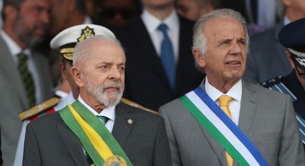 O presidente Luiz Inácio Lula da Silva, e o ministro José Múcio Monteiro, na comemoração do 7 de setembro em Brasília

