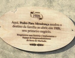 A placa colocada na reconstruída 