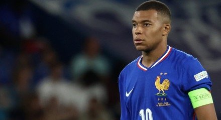 Imagem de Mbappé com expressão facial de seriedade
