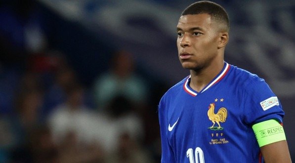 Imagem de Mbappé com expressão facial de seriedade
