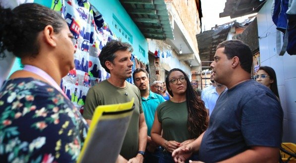 Daniel Coelho e sua vice, Mariana Melo,cumpriram agenda na Comunidade do Chiqueirinho