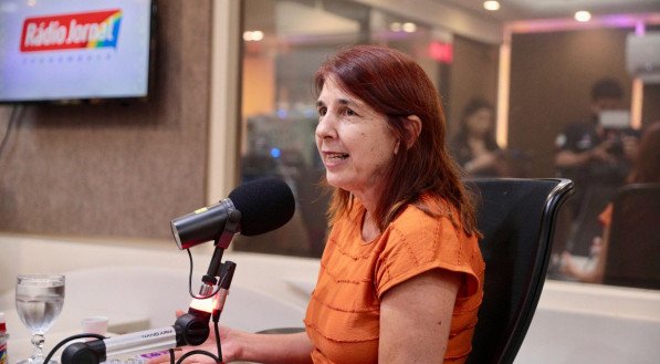 Em sabatina à Rádio Jornal, Simone Fontana fala em desapropriar prédios de luxo e acabar com terceirizações