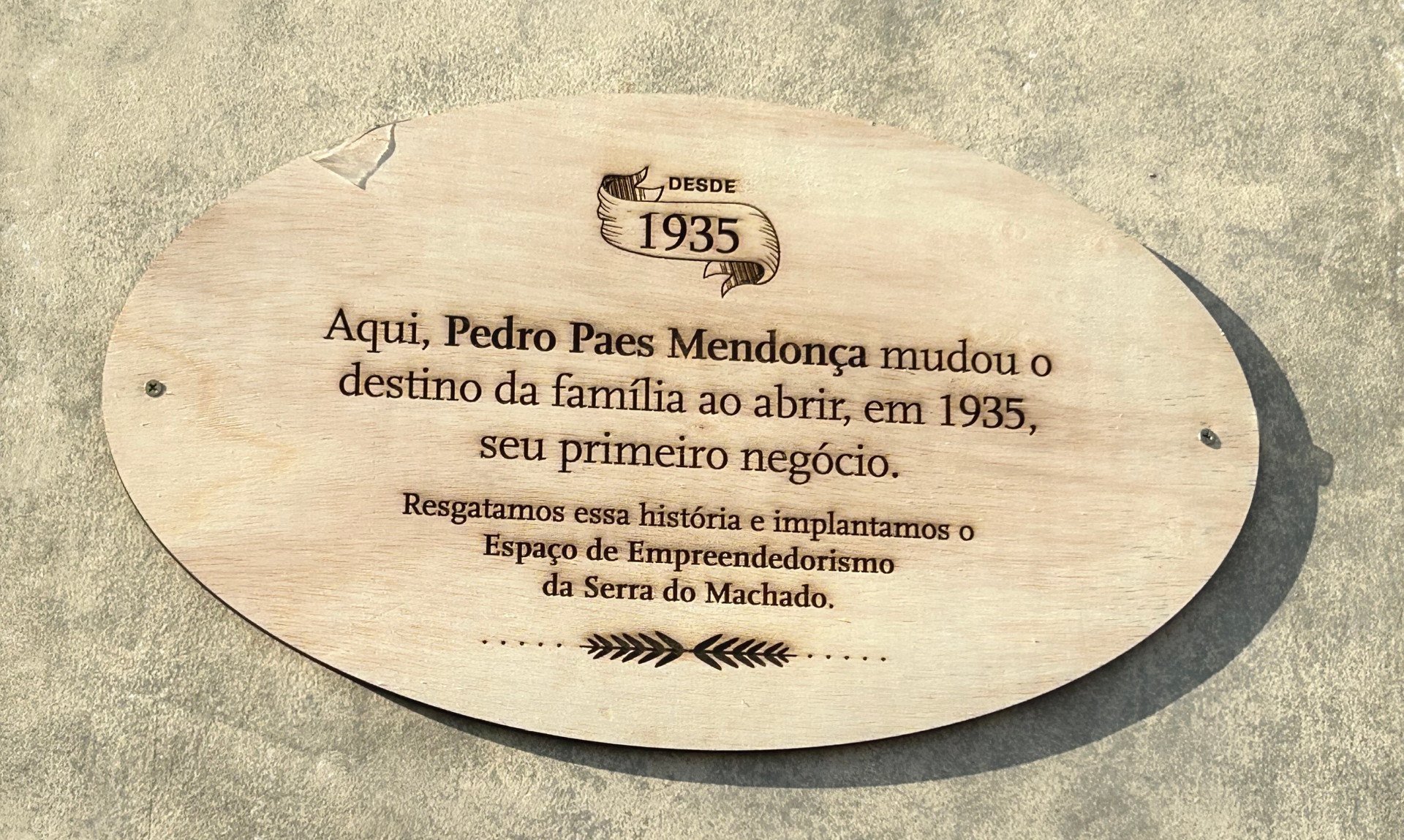 A placa colocada na reconstruída "Bodega do Seu Pedro", na Serra do Machado