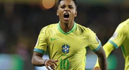 Imagem de Rodrygo, camisa 10 da seleção brasileira, comemorando gol