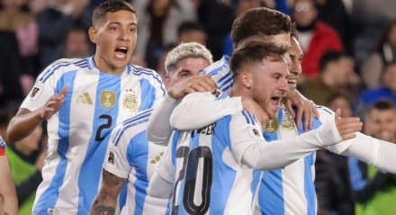 Imagem de quatro jogadores argentinos abraçados