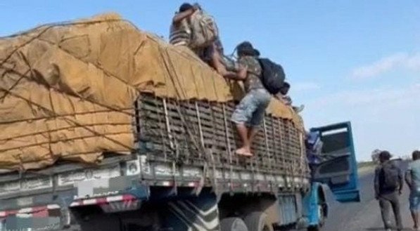 Imagem dos trabalhadores saindo do carroceria do veículo