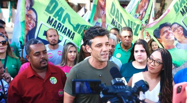 Daniel Coelho e a vice Mariana Melo em campanha na Bomba do Hemetério