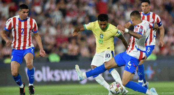 Imagem do jogo entre Paraguai x Brasil pela 8ª rodada das Eliminatórias da Copa do Mundo 2026