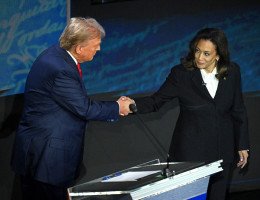 Donald Trump e Kamala Harris durante debate eleitoral nos EUA, nesta terça-feira (10)
