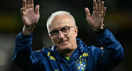 Dorival Júnior durante partida contra o Equador, no Couto Pereira