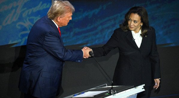 Donald Trump e Kamala Harris durante debate eleitoral nos EUA, nesta terça-feira (10)
