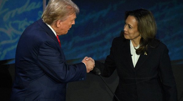 Donald Trump e Kamala Harris durante debate eleitoral nos EUA