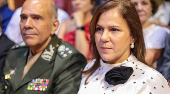General Maurílio Ribeiro, comandante militar do Nordeste, e e Marciane no concerto da Orquestra Criança Cidadã