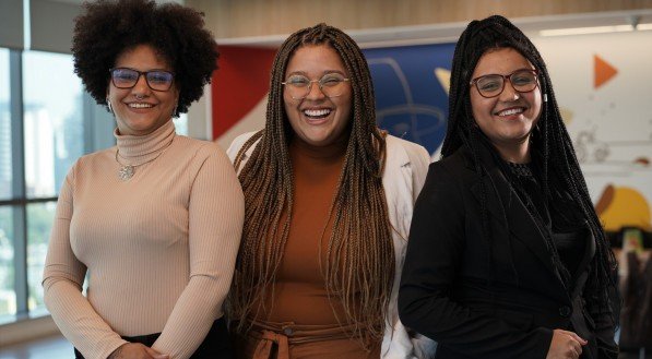 MULHERES NEGRAS  Tuanny Cravo, trainee People; Juliana Da Hora, Trainee EHS e Rita Caprato, Trainee Vendas                     