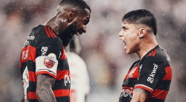 Imagem de Gerson e Alcaraz, ambos do Flamengo, vibrando após gol