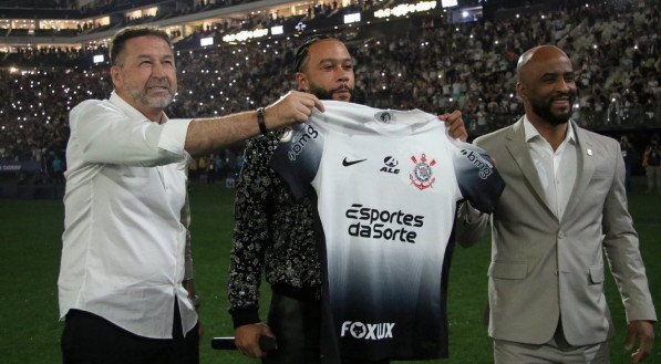 Memphis Depay é apresentado em Itaquera