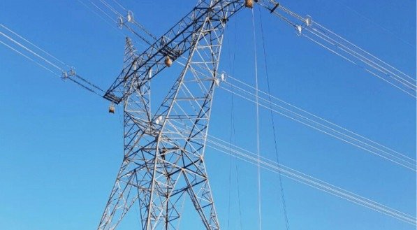 Torre de transmiss&atilde;o de energia.