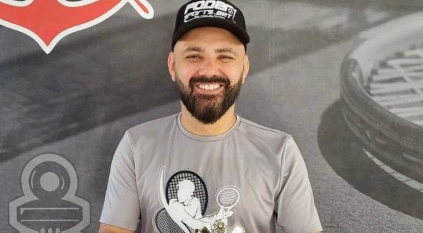 Descubra quem &eacute; Alfinete! Ex-P&acirc;nico est&aacute; cotado para ser o novo pe&atilde;o do reality. Saiba mais sobre a poss&iacute;vel nova estrela do programa!