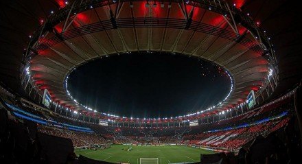 Imagem do gramado do Maracanã com as arquibancadas lotadas