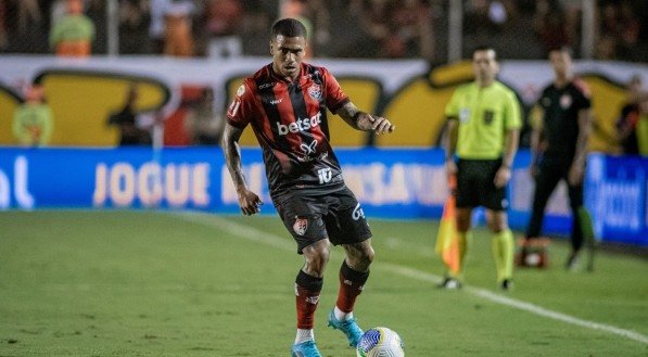 Imagem de jogador do Vitória em campo