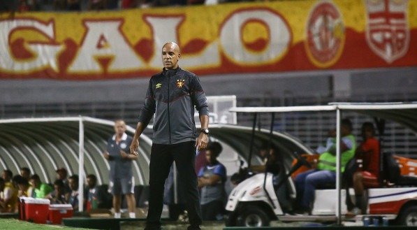 Imagem do técnico Pepa na beira do gramado do jogo entre CRB x Sport pela Série B