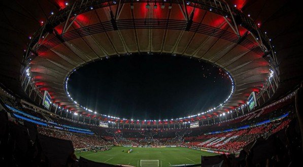 Imagem do gramado do Maracanã com as arquibancadas lotadas