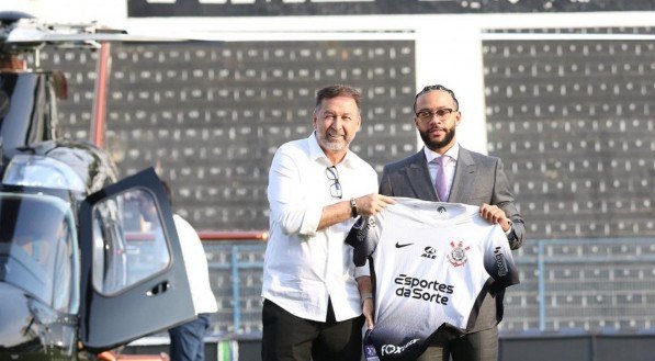 Imagem de Depay do presidente Augusto Melo segurando uma camisa do Timão