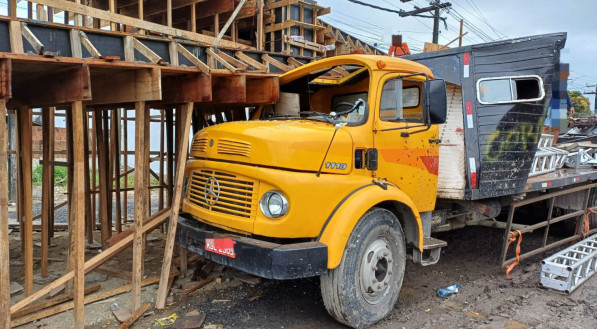 Caminhão que atingiu passarela em construção na BR 232.